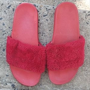 Faux fur Red fluffy slides